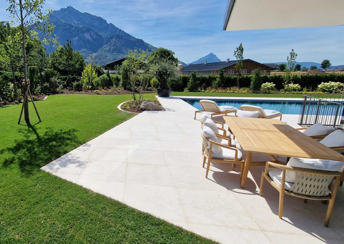 Terrasse mit Pool und Untersberg im Hintergrund